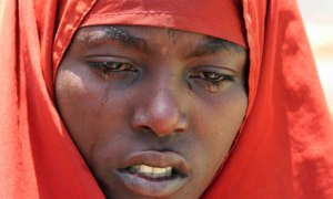 Somali-woman-mourns-near--007