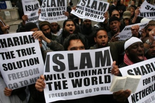 muslims-carrying-banners-declaring-islam-will-dominate-the-world-protest-at-the-visit-of-mr-wilders-to-the-uk