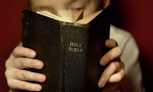 Child-reading-Bible-007
