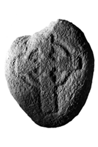 ‘Columba’s Pillow’ This simple, water-worn boulder with a ringed cross carved onto it was found by a crofter in 1870 at Clanh an Dìsirt (about a kilometre NE of the abbey). He had become so annoyed by his cartwheel constantly hitting the stone that he dug it up. It soon became known as ‘Columba’s Pillow’ – the stone on which Columba laid his head each night and which after his death marked his grave. 